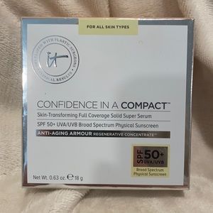it Confidence in a Compact: shade medium NIB